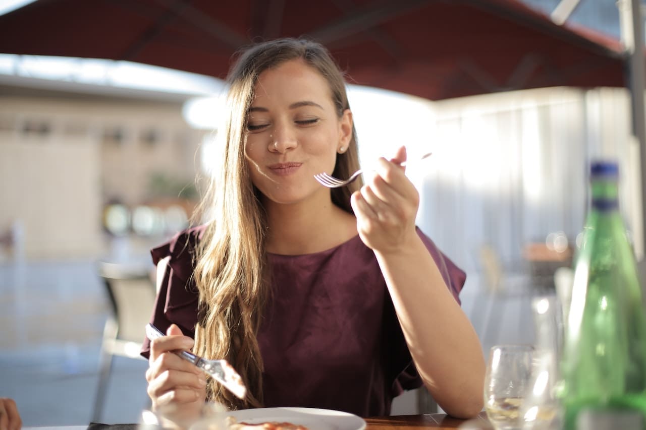 beautiful woman eating lunch